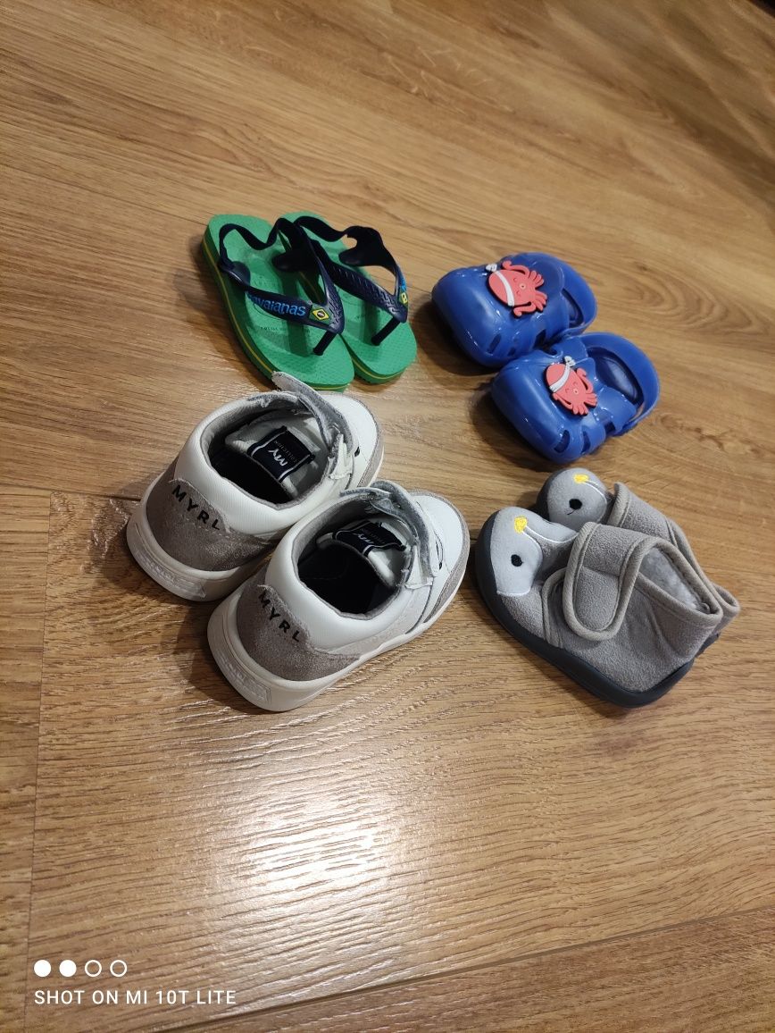 4 pares de calçado para bebé