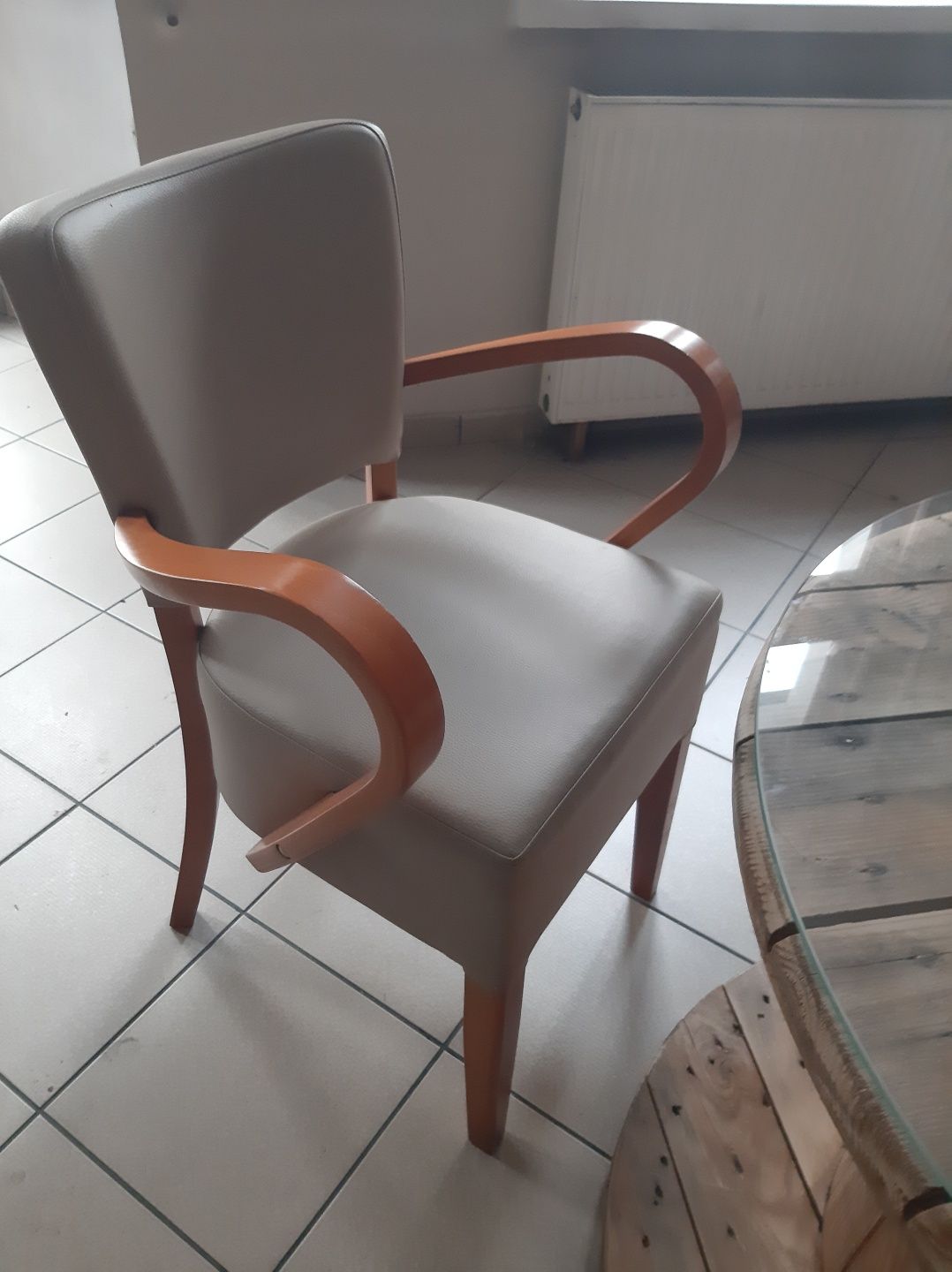Krzesła jak nowe i drewniane stoliki z kawiarnii
