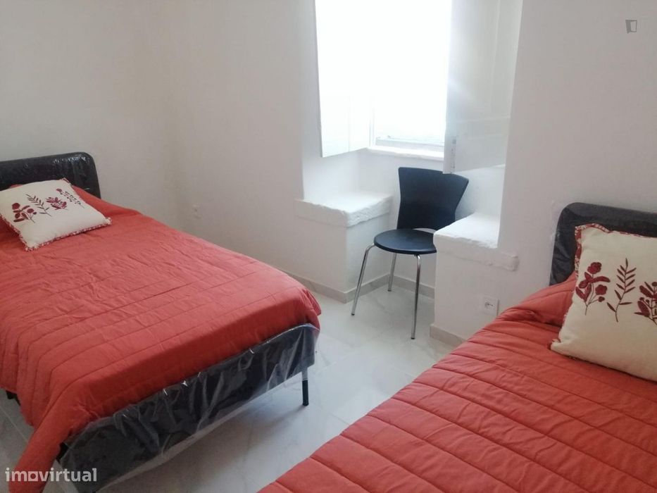 727407 - Quarto com várias camas em casa com 3...