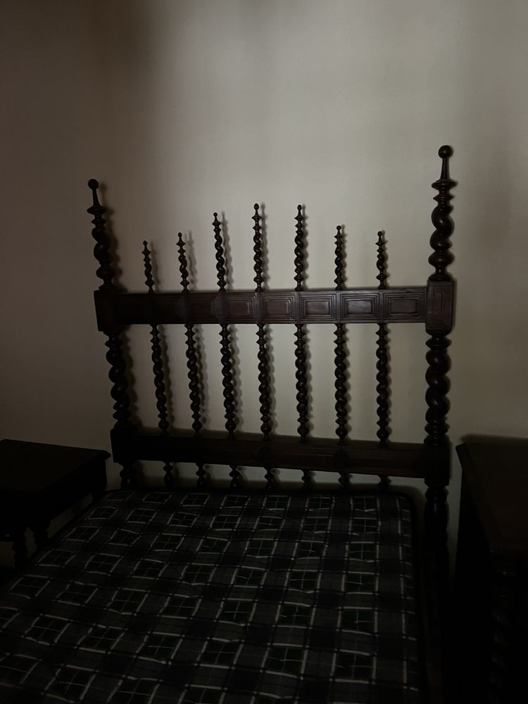 Mobilia antiga de quarto individual