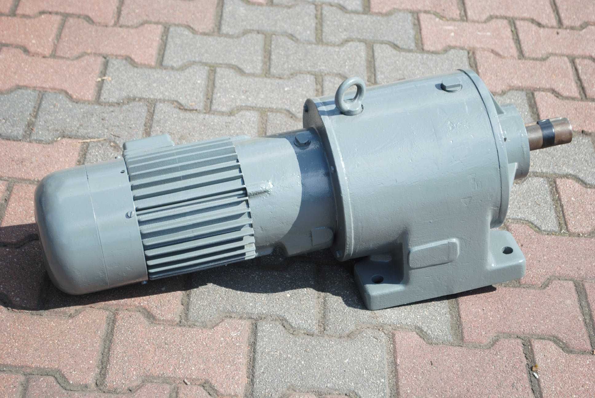 Motoreduktor 0.24kw. 0,6obr./min. 230V.  Jednofazowy