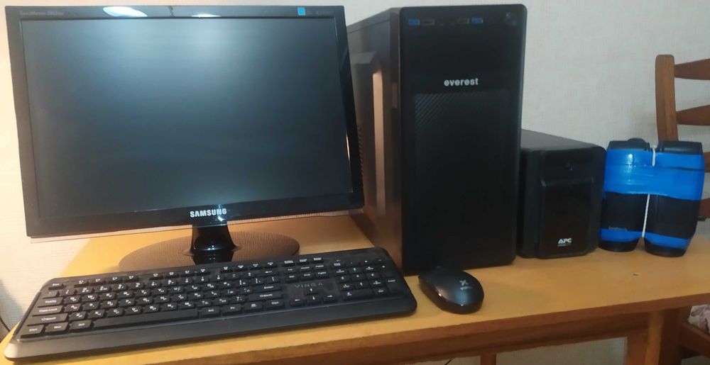 Настільний ПК у повній комплектації.