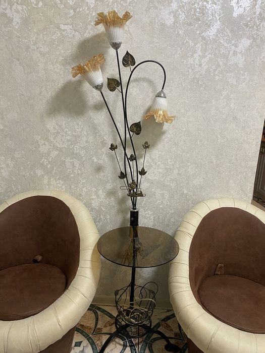 Торшер зі столиком