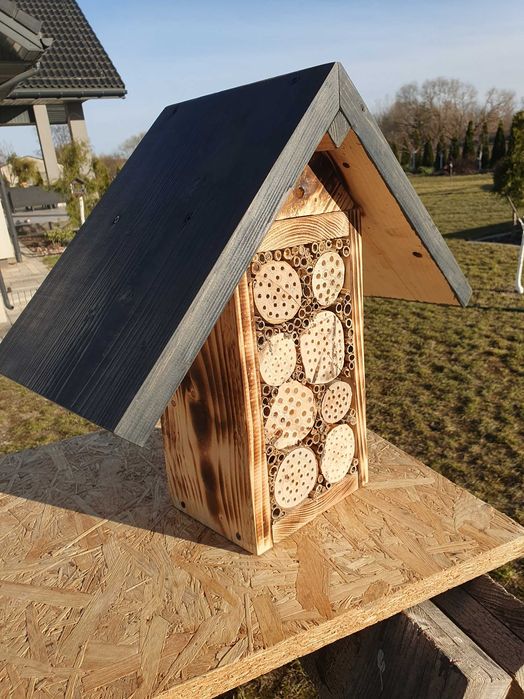 Domek dla zapylaczy owadnik.