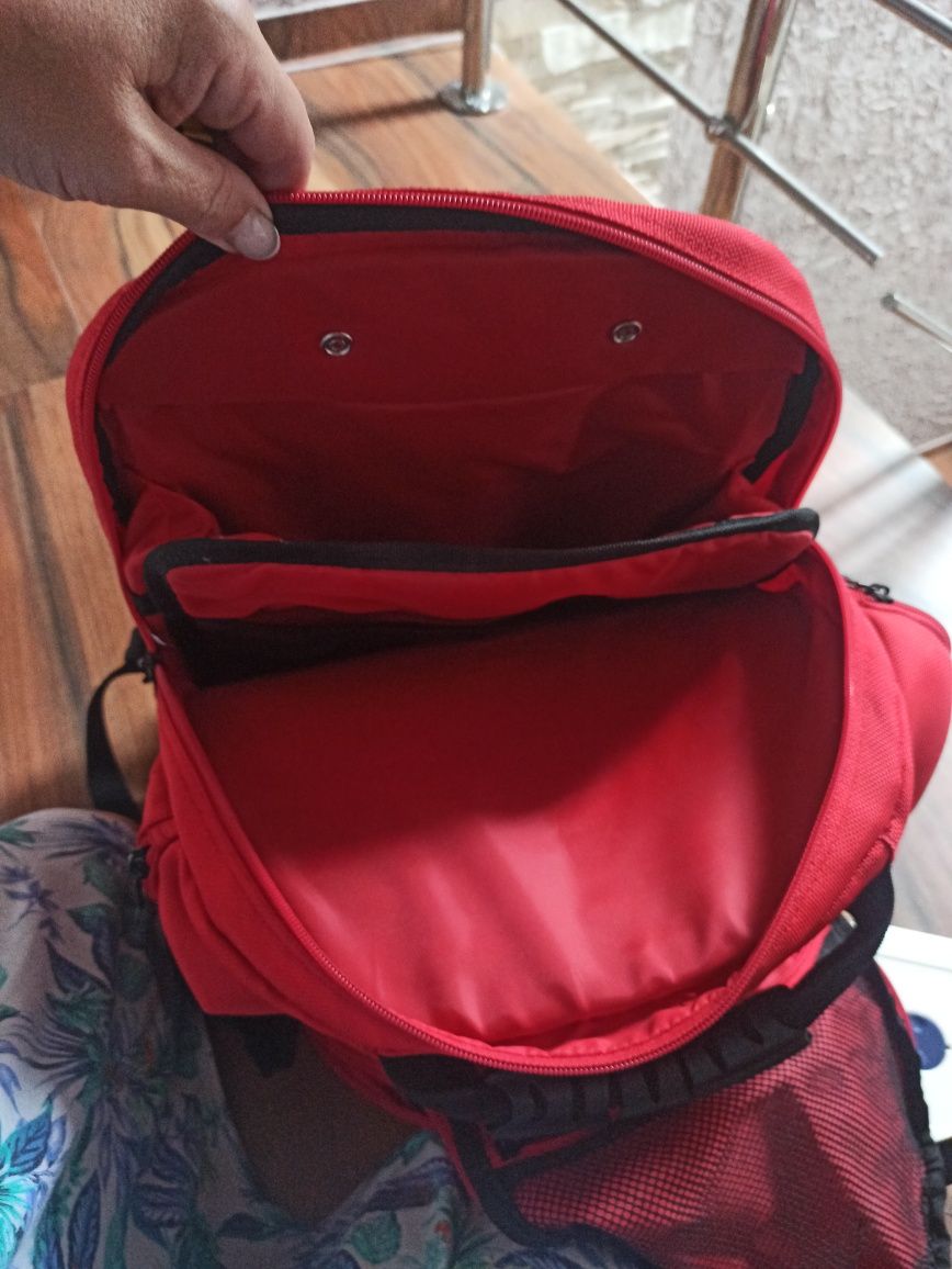 plecak, walizka na kółkach z wyciąganą rączką