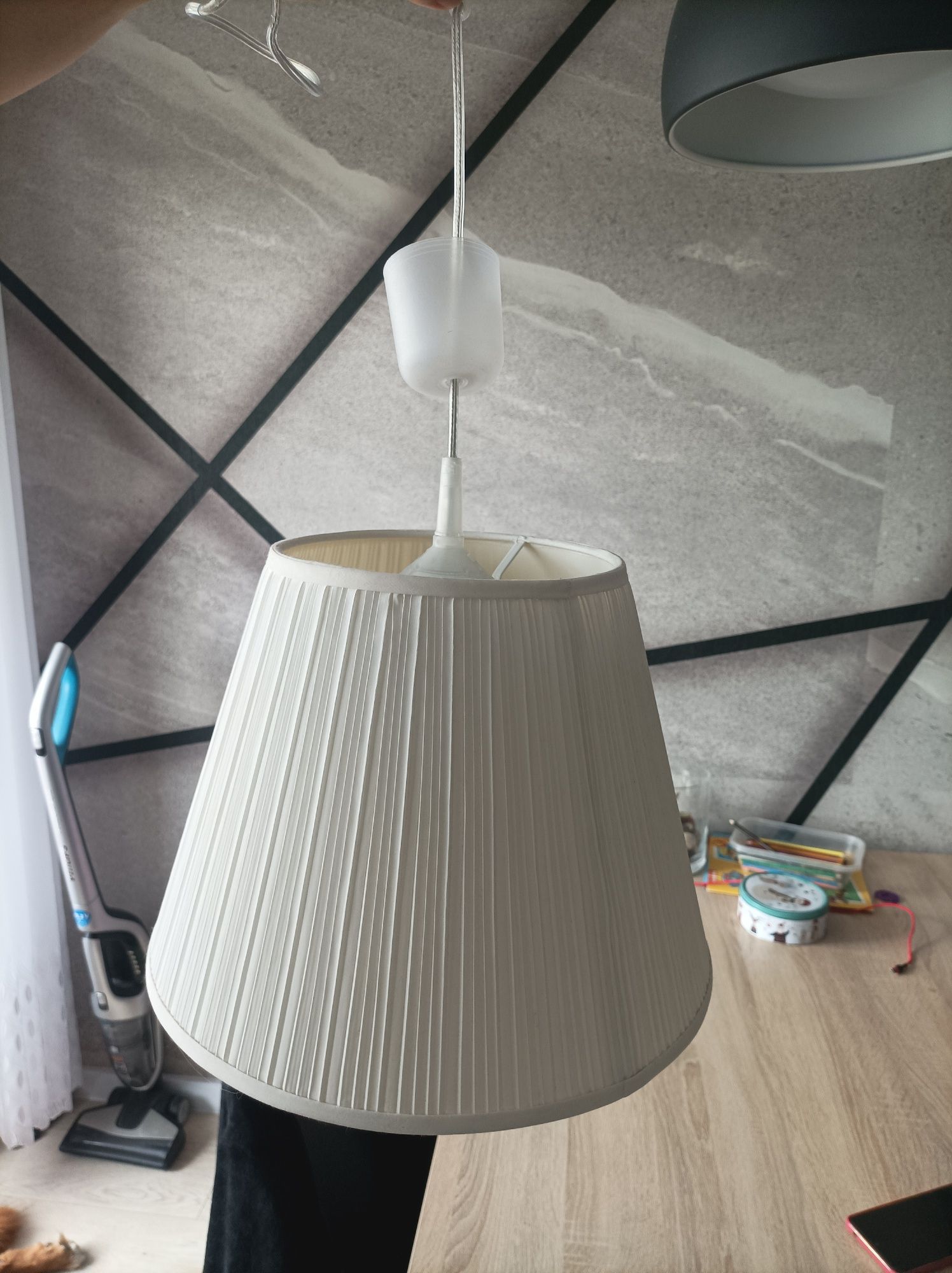 Lampa sufitowa do pokoju
