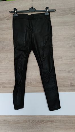 Czarne spodnie typu slim ze skórą z przodu Mohito