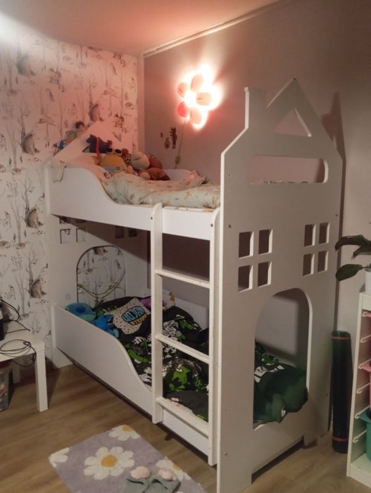 Łóżko piętrowe domek