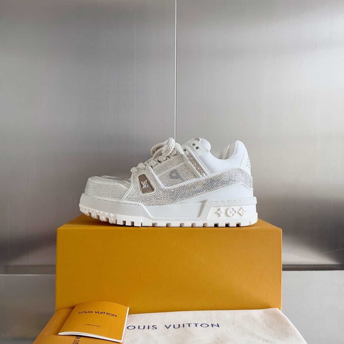 Biały rhinestone LV Trainer sneakers i buty chleba