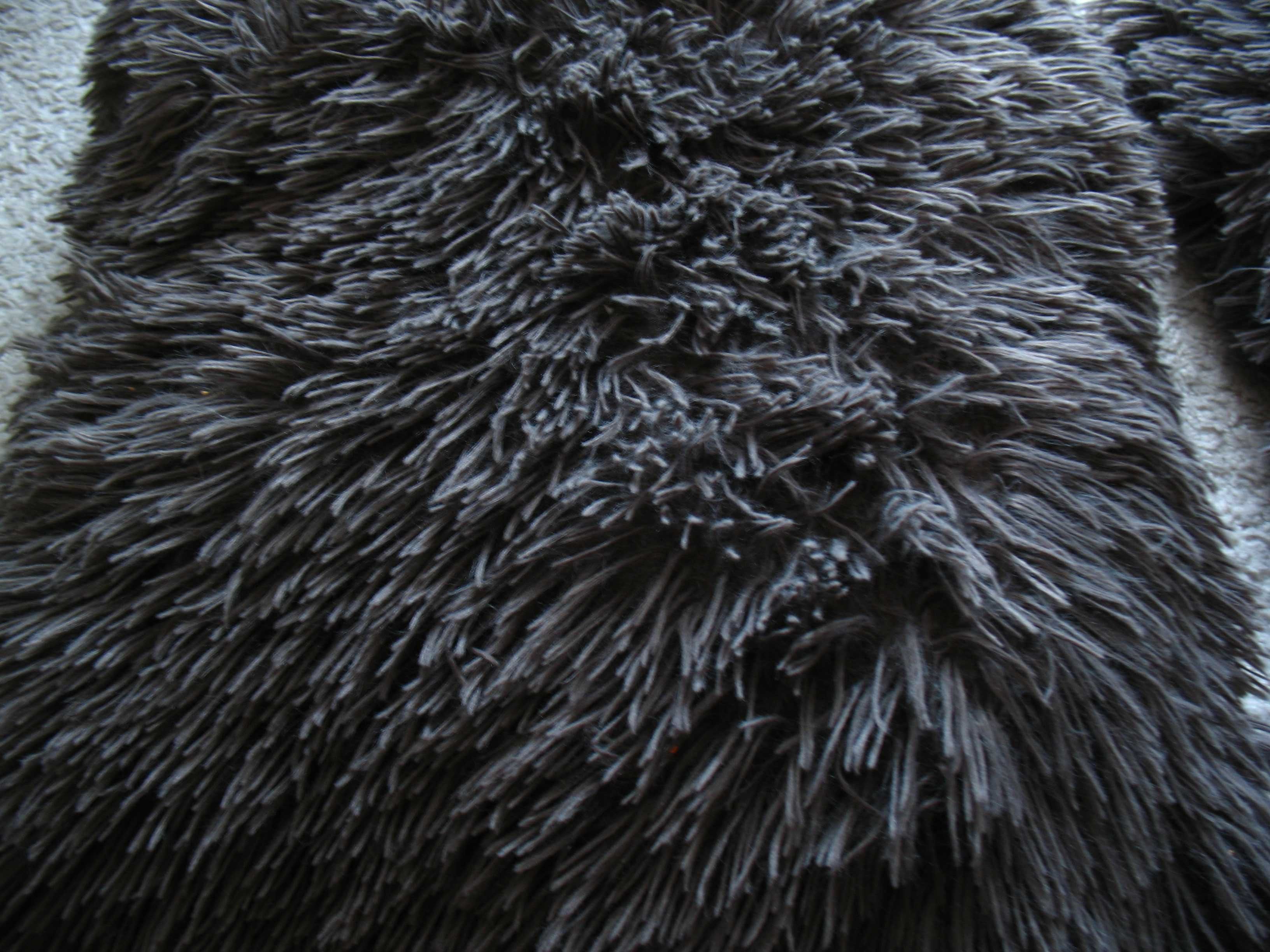 Dwie miękkie poduszki typu Shaggy. Wymiary: 60x40x13 cm