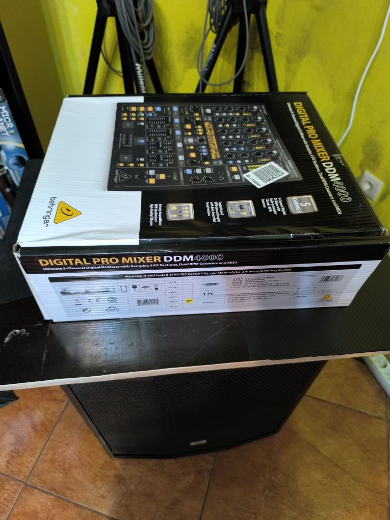 Mesa de DJ Behringer DDM4000