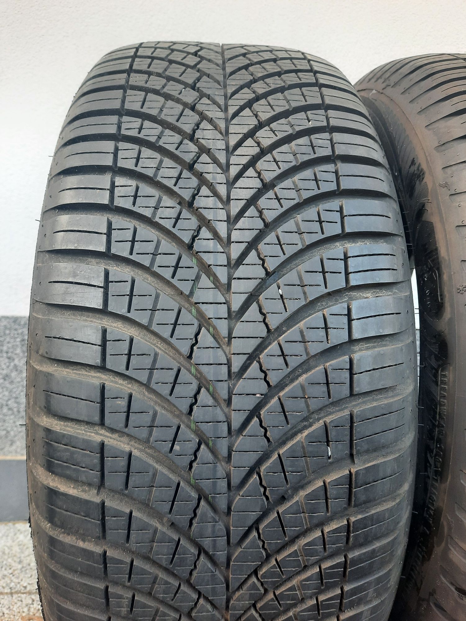 2 opony 215/45 R17 Goodyear Vector4seasons gen3 8mm 2024r