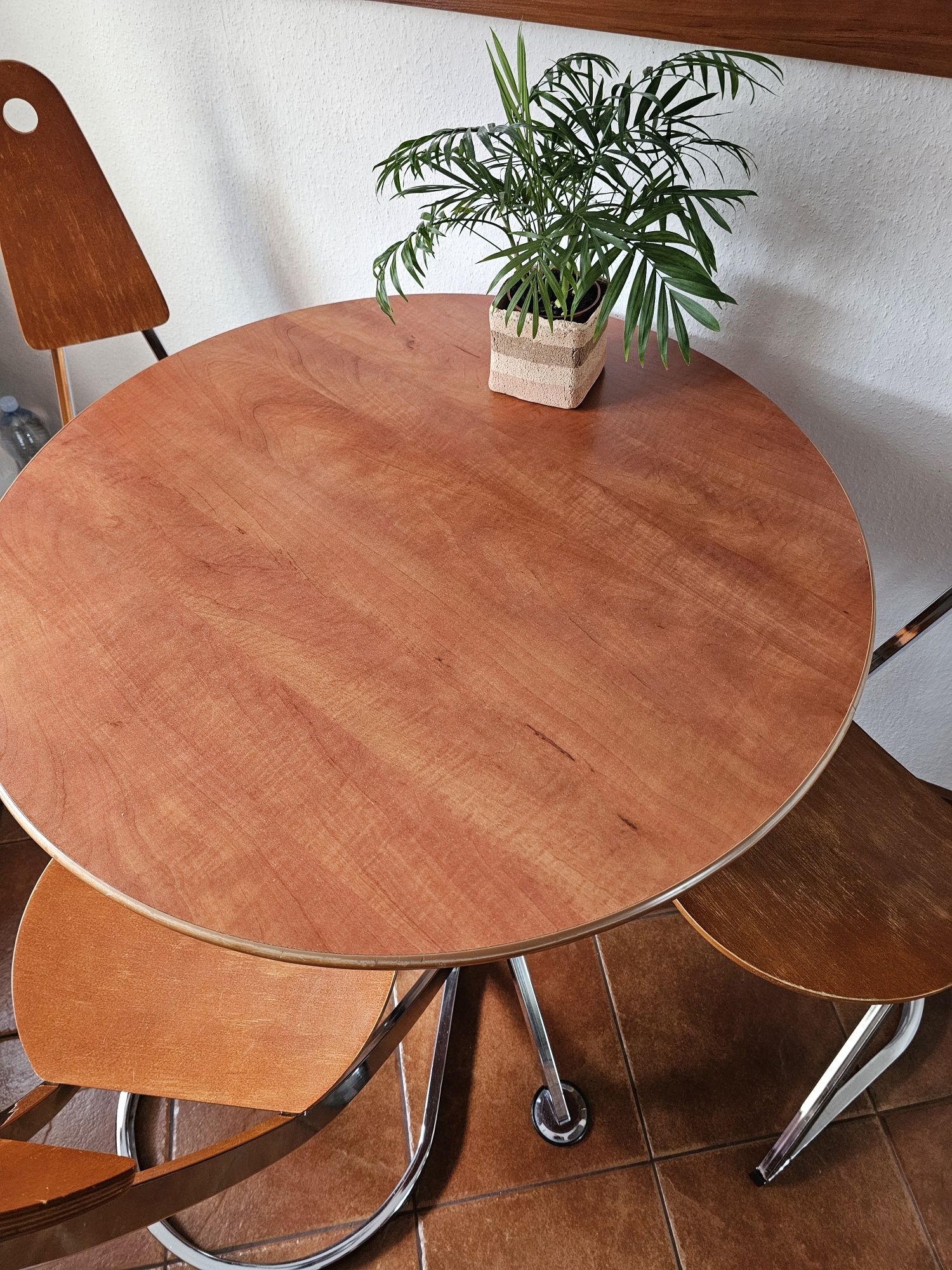 Stół z trzema krzesłami