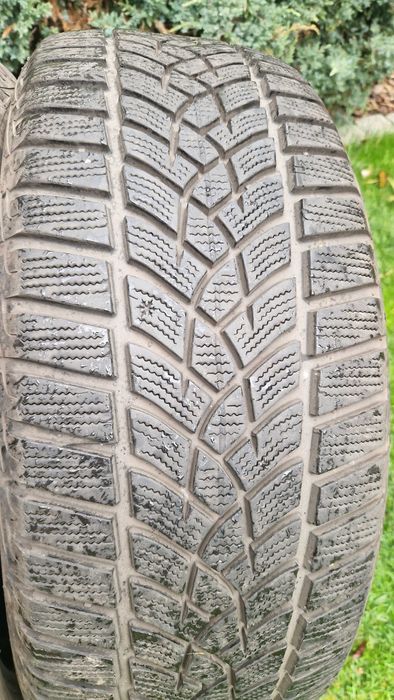 Opona zimowa Goodyear UltraGripPerformance 215/55R17