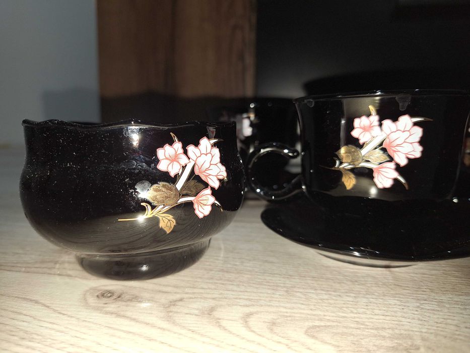 Filiżanki 6 szt. z cukiernicą prl