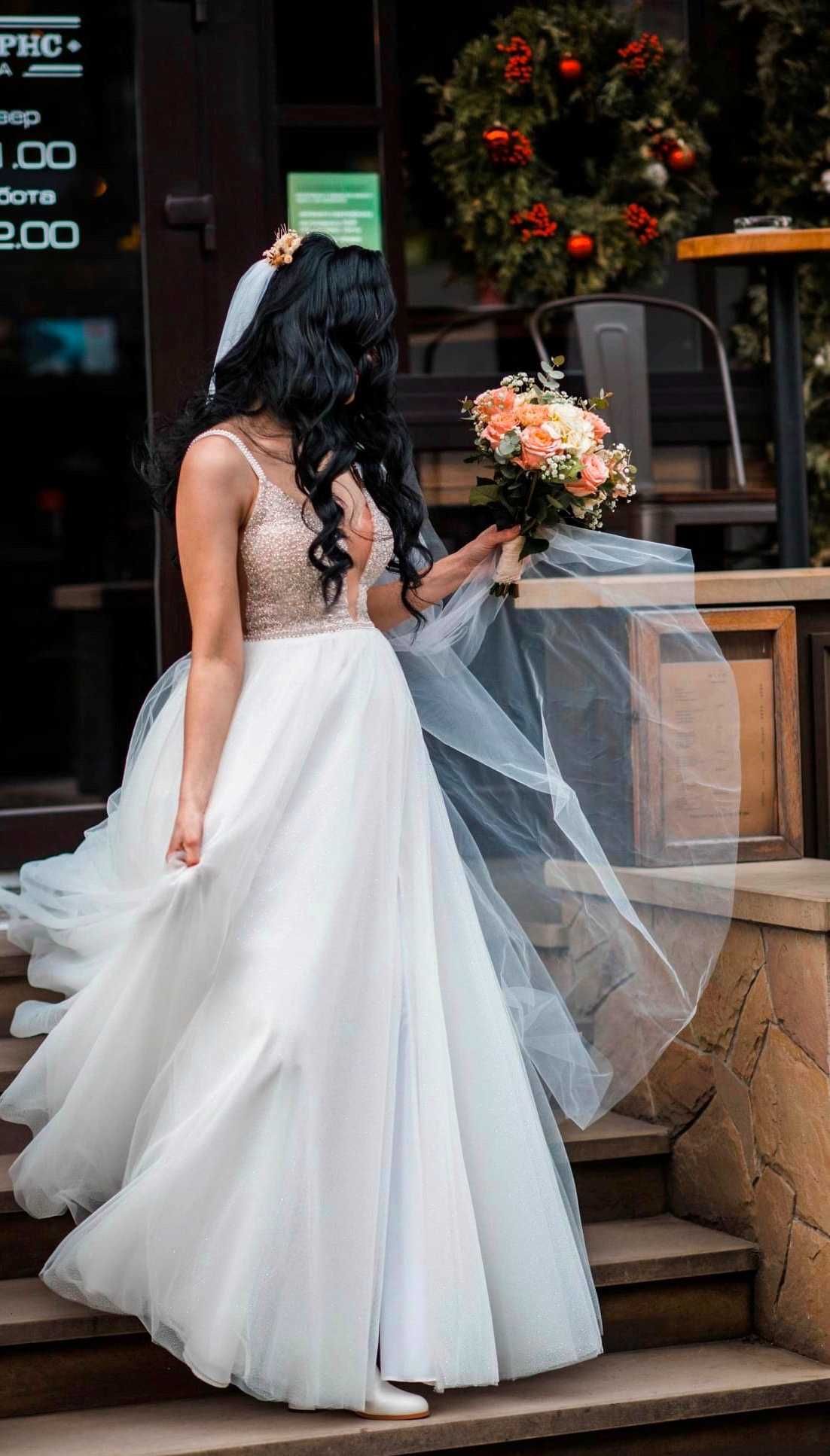 Весільна сукня з корсетом.