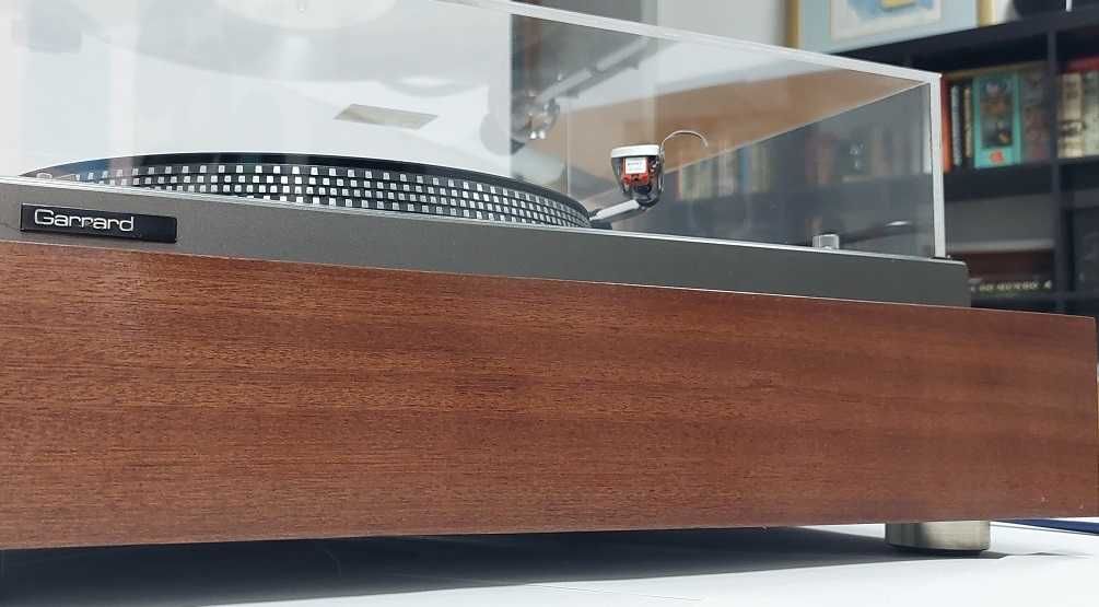 Gira-discos Garrard dd131 com plinto em madeira