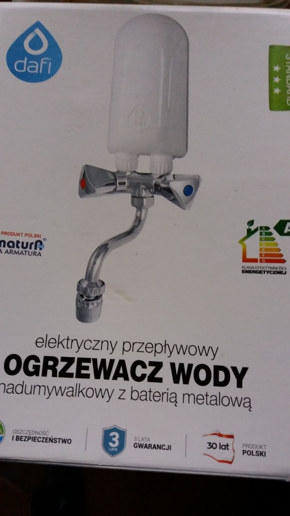 Elektryczny przepływowy ogrzewacz wody.