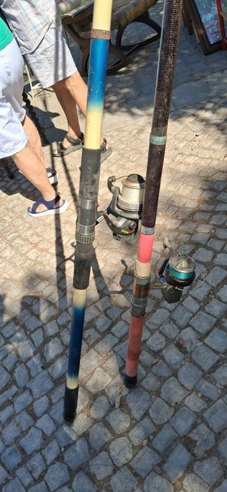 Canas de pesca com carretos
