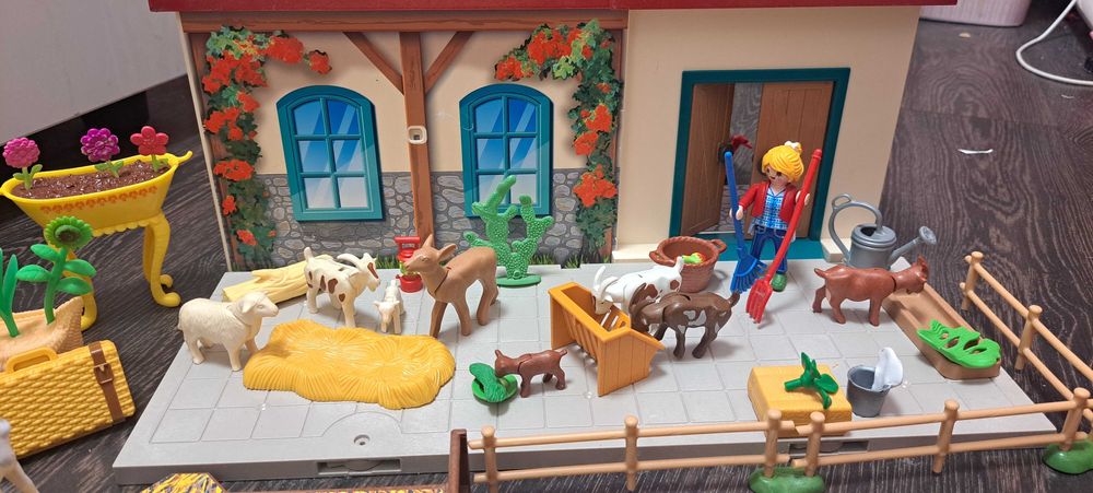 Ігровий конструктор Playmobil Germany 2011 року ферма