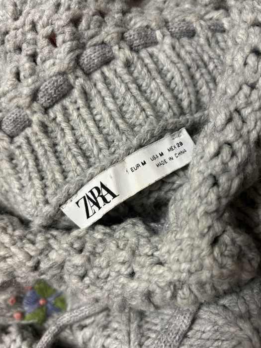 Сірий светр zara з вишивкою та рюшами