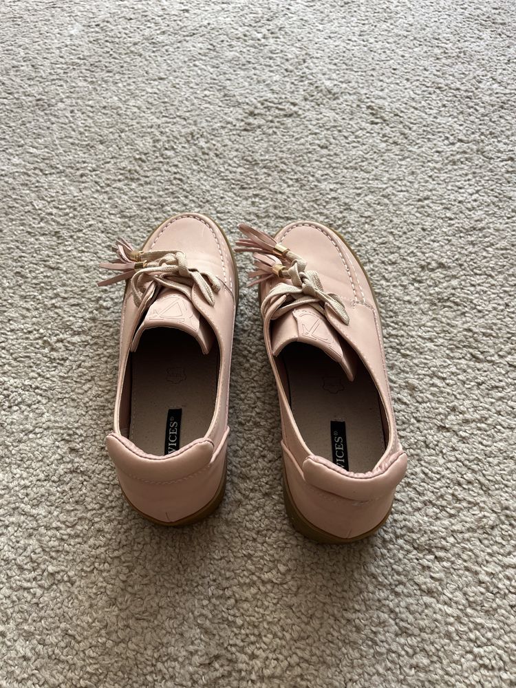 Różowe buty wsuwane