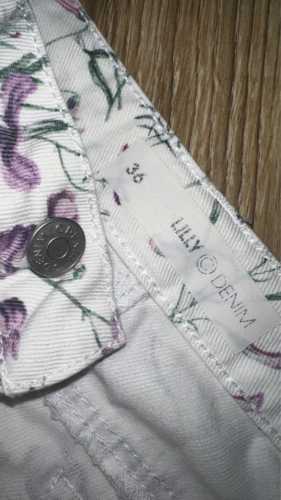 Krótkie spodenki damskie w białe w kwiaty jeans  36 S