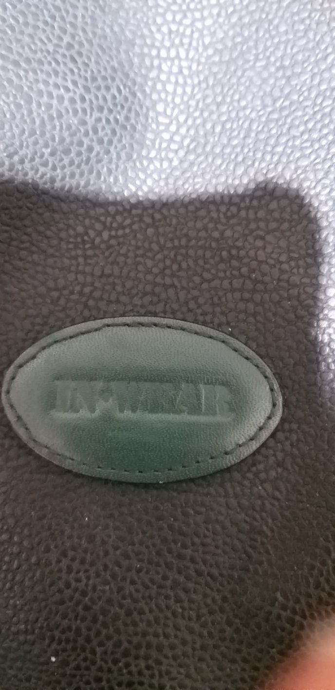 in-wear torebka worek w optyce wężowej skóry syntetyk czarna pakowna