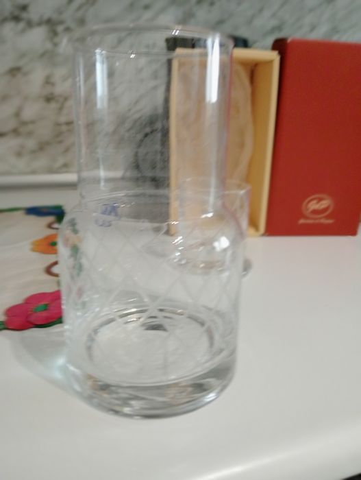 Garrafa de água e copo em cristal