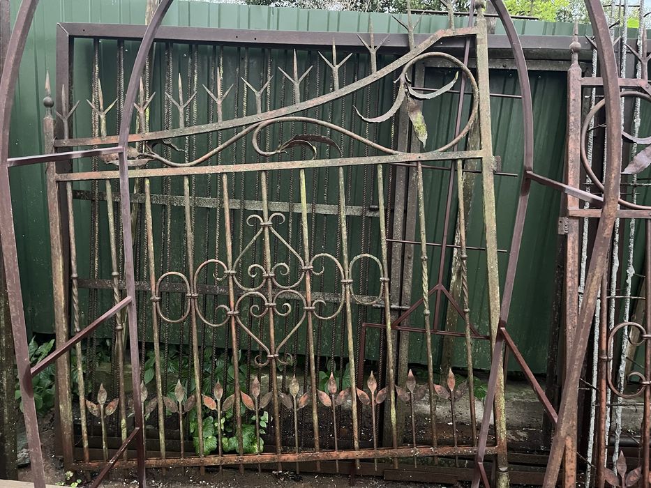 Металеві ковані ворота з хвірткою