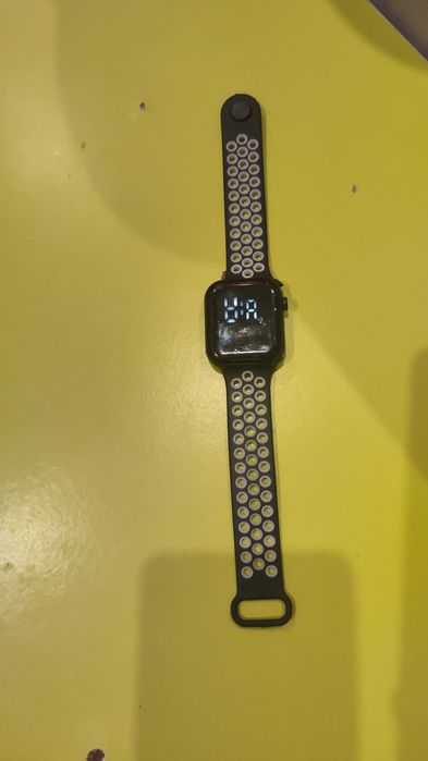 Годинник,розумний годинник Apple Watch.
