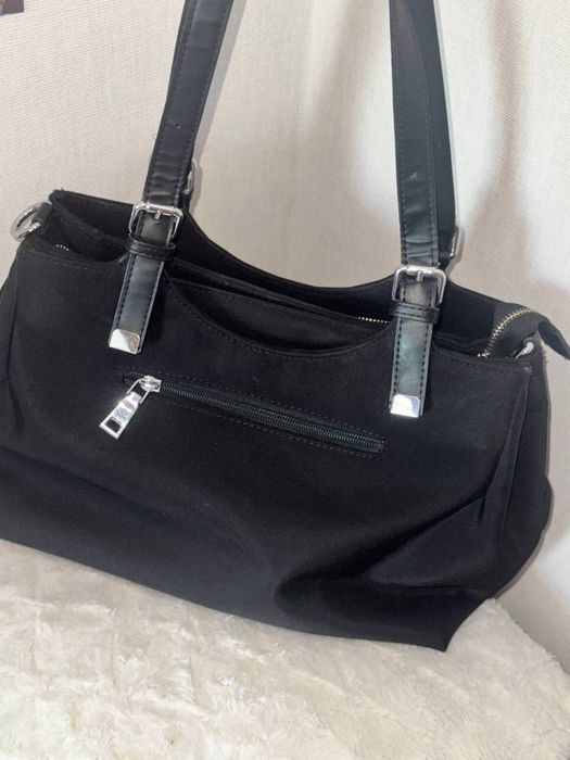Велика чорна містка сумка