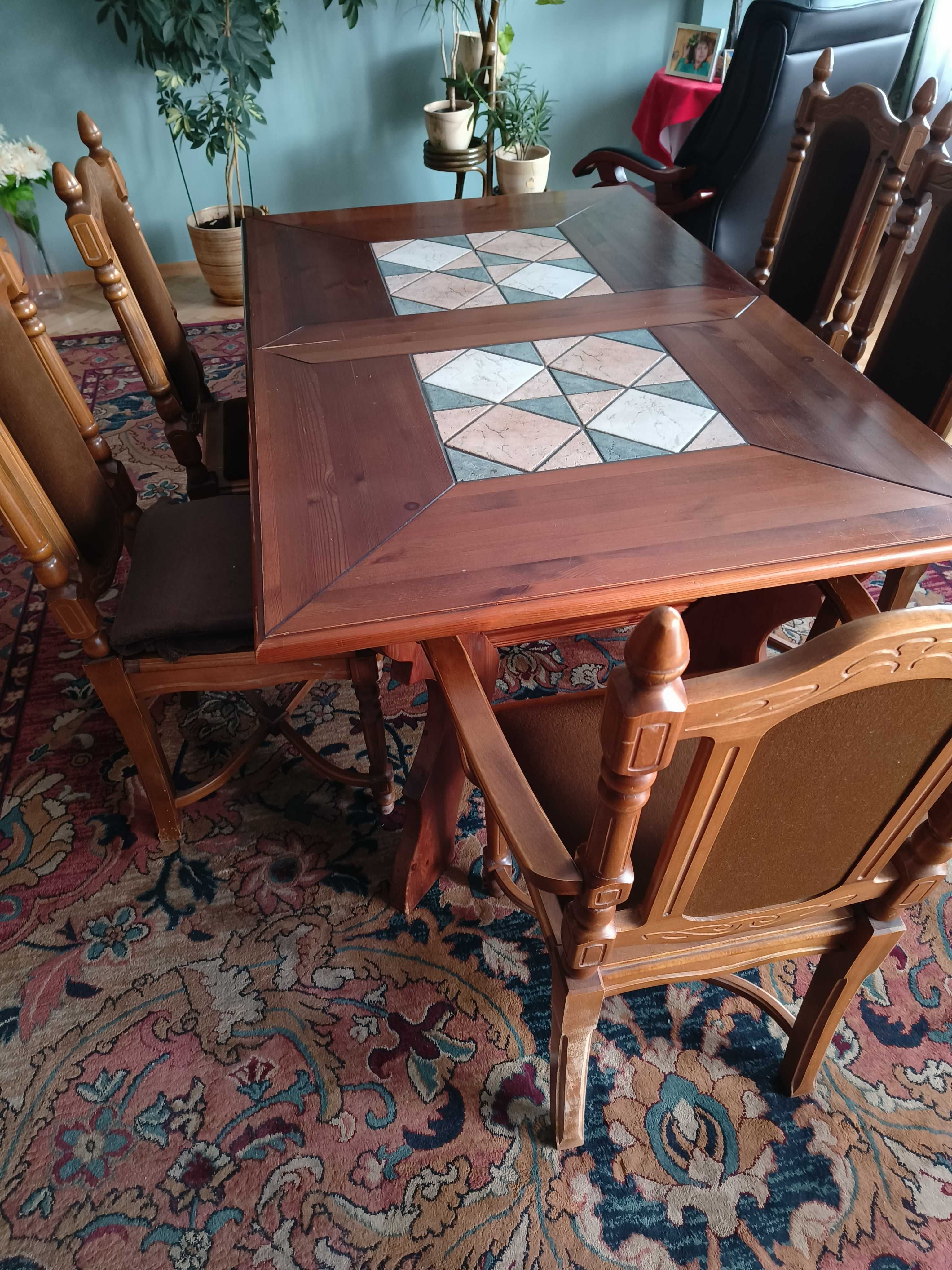 Stół drewniany, rozkładany + 10 krzeseł drewnianych tapicerowanych.