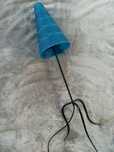 Lampa na metalowej nodze