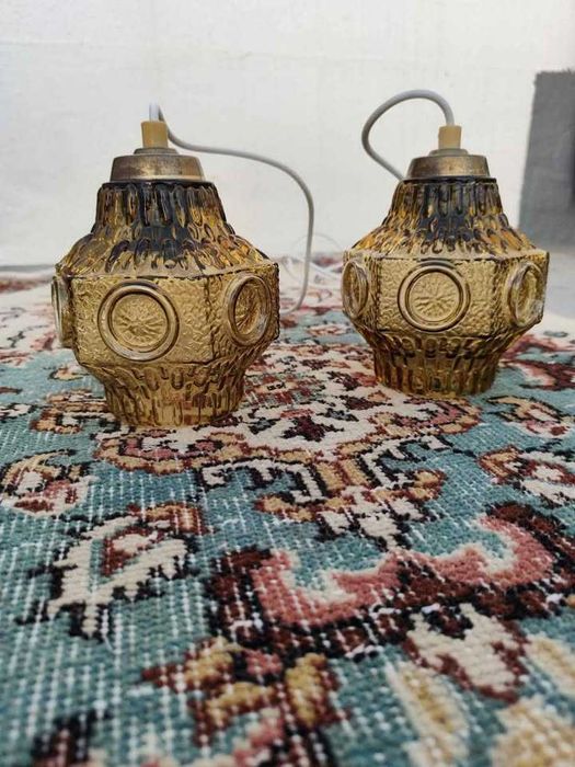 Par de candeeiros de vidro suspensos em verde âmbar. Vintage