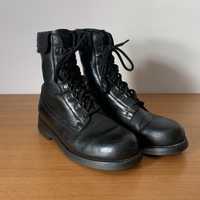 Botas pretas em cabedal