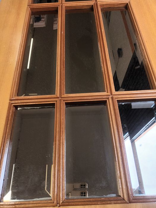 Porta em madeira com vidros