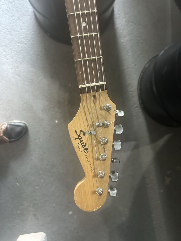 Guitarra elétrica Fender Squier Bullet Strat