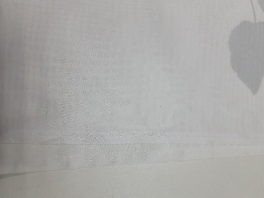 Tkanina ozdobna biała z niebieskimi listkami szer.150 cm.