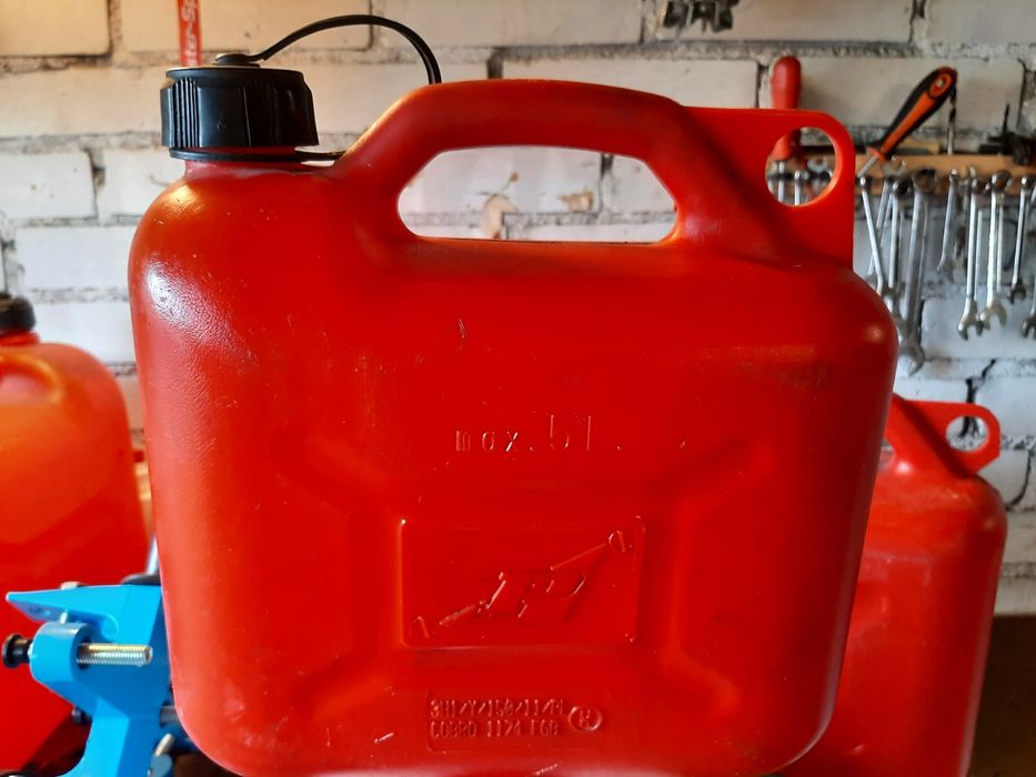 Sprzedam trzy kanistry: 5l, 10l i 20 litrowy