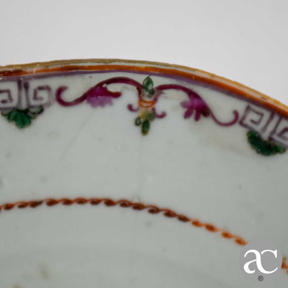Prato em porcelana da China período Qianlong, séc. XVIII, Família Rosa