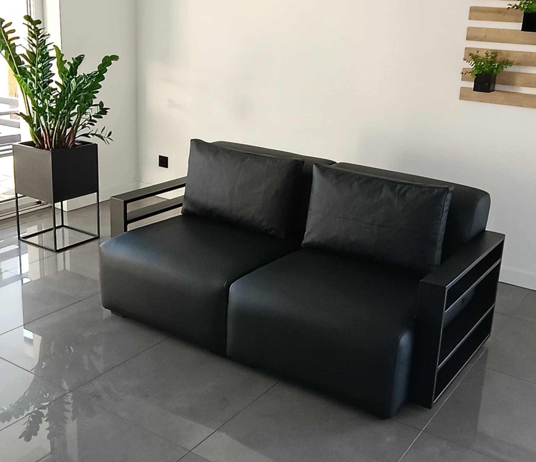 Sofa 2 modułowa czarna skóra naturalna metalowe podłokietniki loftowa