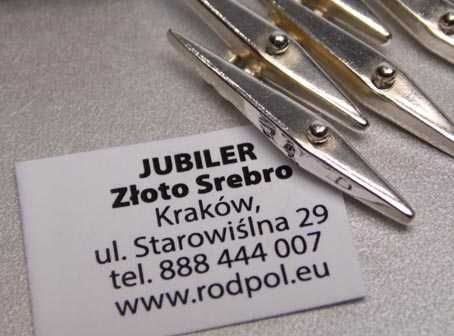 Srebrna zawieszka szpiczaste ozdoby i miniaturowe kulki.