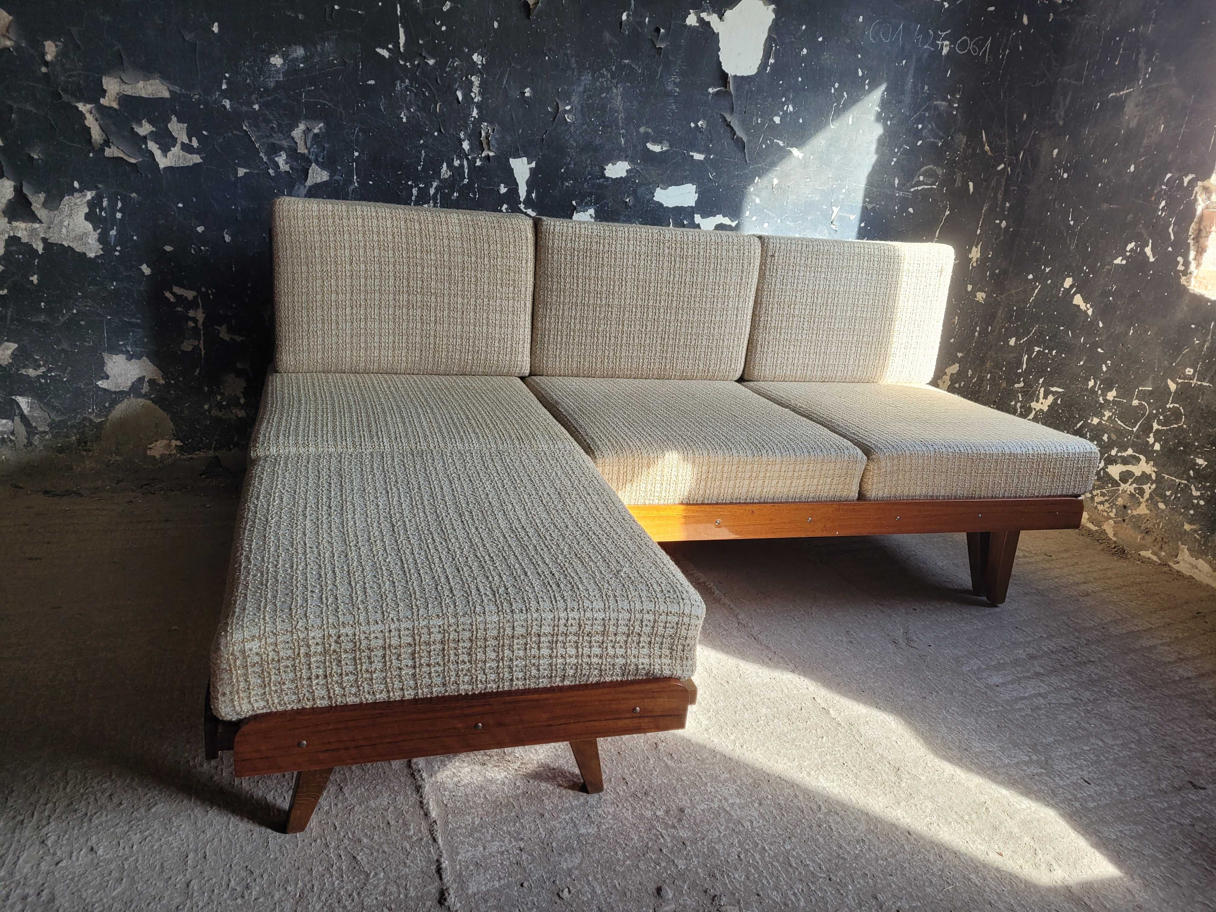Sofa z podnozkiem tatra rozkladana Czechoslowacja lata 60 vintage