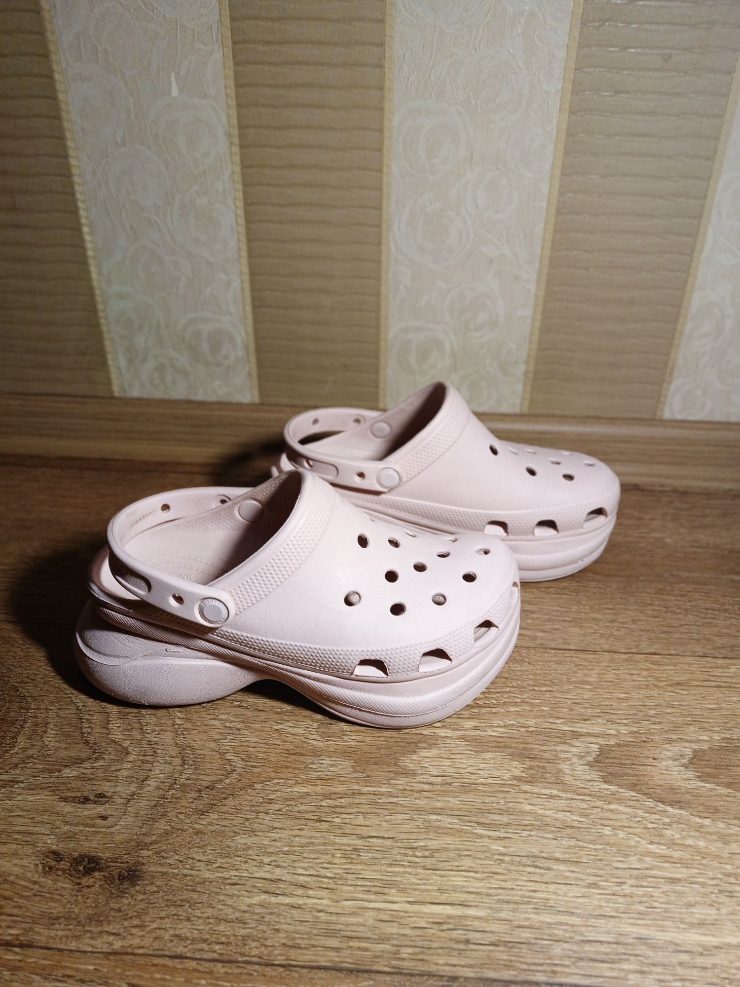 Crocs w7 на платформі
