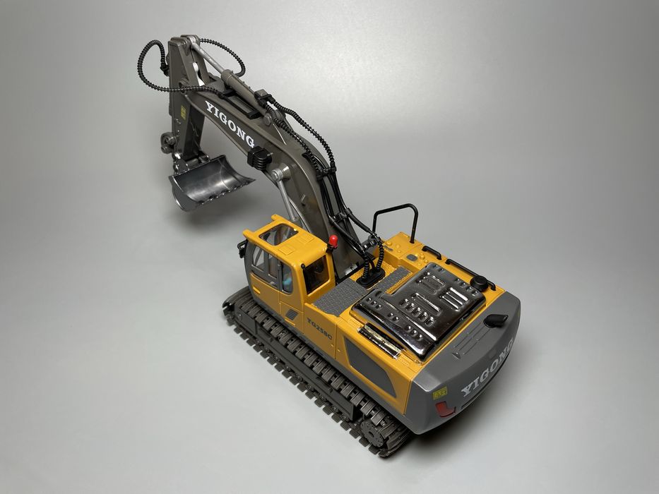 Экскаватор на радиоуправлении на пульте Екскаватор на радіокеруванні