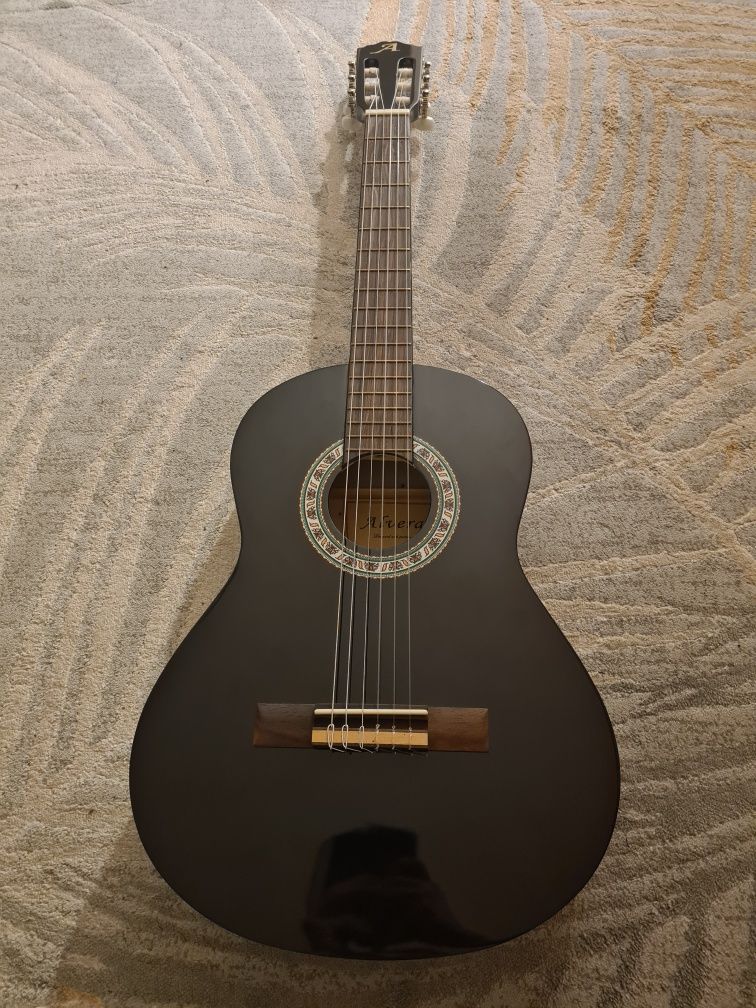 Gitara 3/4 z pokrowcem, stroikiem i podnóżkiem