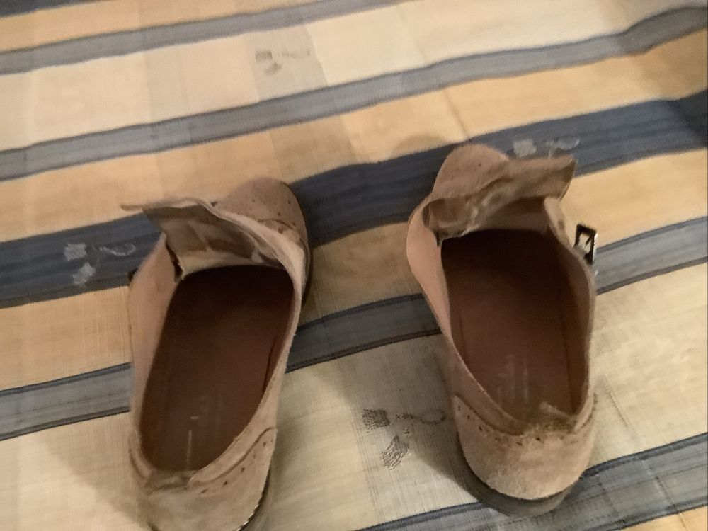 Sapatos em camurça bege a apertar com fivela