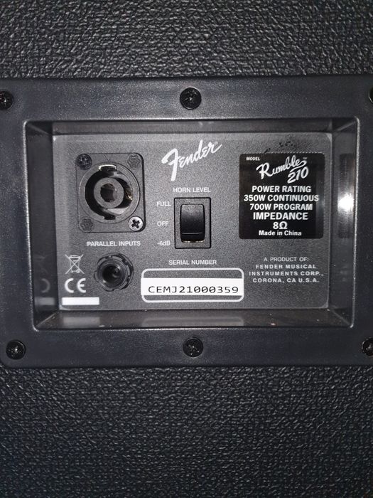 Fender - Rumble 210  coluna para baixo 700 wats linear / 450 wats RMS