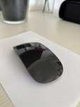 Mysz Magic Mouse 2 – obszar Multi-Touch w czerni